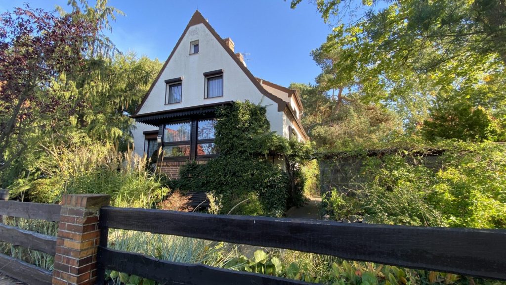 JAH Immobilien - Haus mit Garten und Zaun